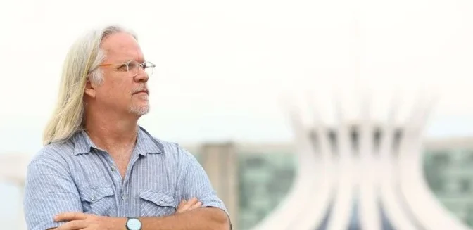 Versos em Brasília: a cidade que pulsa na poesia de Nicolas Behr